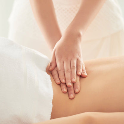 Rückenmassage mit entspannender Berührung auf unterem Rücken für Stressabbau während einer Wellness-Massage im ZAR Heilbronn.