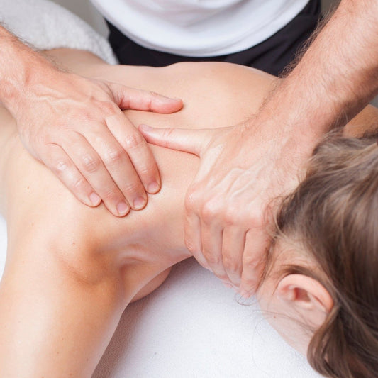 Nackenmassage: Therapeutenhände massieren gezielt Schulter-Nacken-Bereich für Schmerzlinderung während einer Wellness-Massage im ZAR Heilbronn.